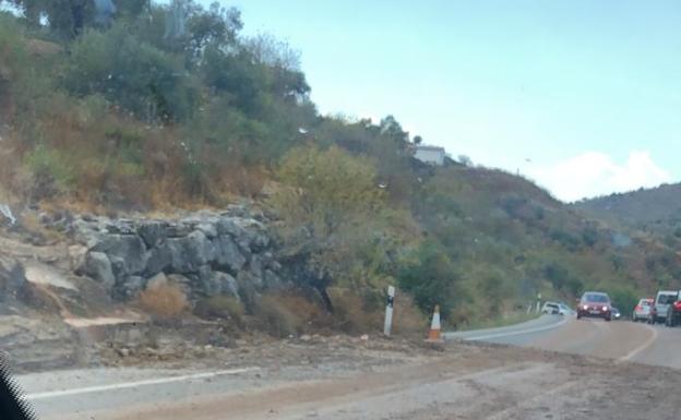 Una tromba de agua complica la circulación en la Carretera del Arco entre Colmenar y Riogordo