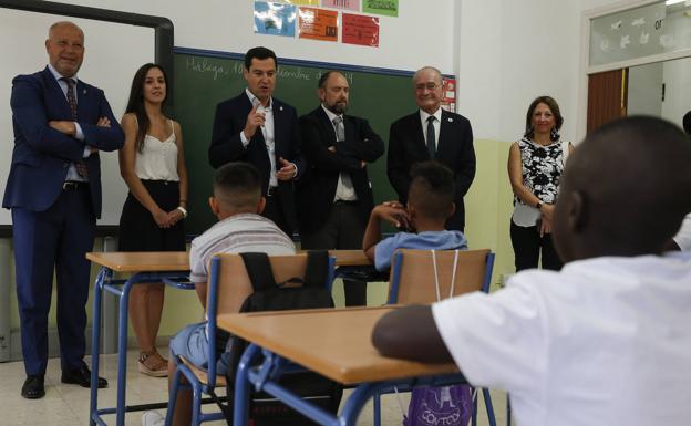 Moreno Bonilla apela a la educación como «elemento de integración» en un colegio de La Palmilla