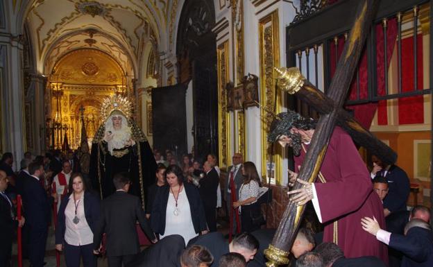 La Cofradía de Viñeros traslada sus imágenes a los Santos Mártires para la obra de su iglesia