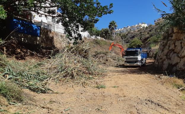 Medio Ambiente avanza en la limpieza y desbroce de las desembocaduras de los arroyos de Rincón de la Victoria