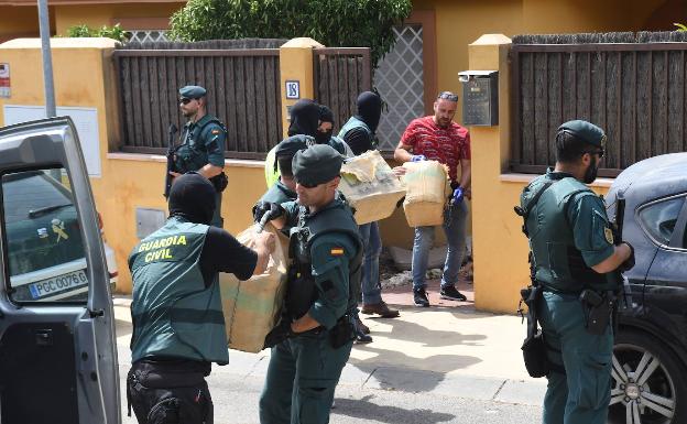 Desmantelan en Estepona una organización que utilizaba una villa de lujo como 'guardería' de droga