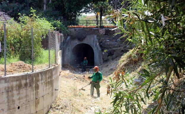 Desbrozan el cauce de ocho arroyos de Estepona para evitar inundaciones