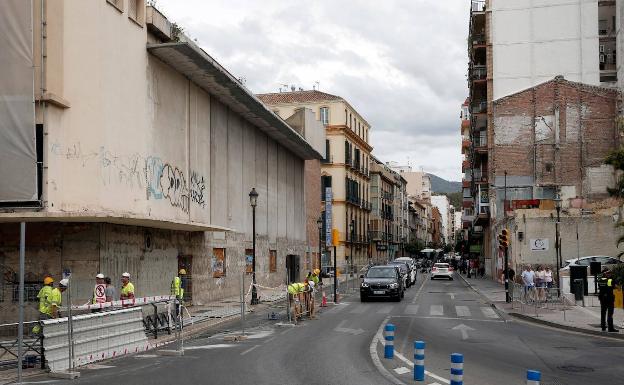 La obra de derribo del Astoria ocupa uno de los dos carriles en sentido sur de la calle Victoria