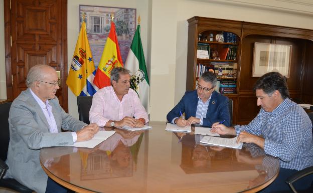 Rincón de la Victoria contrata el acondicionamiento de tres áreas de estacionamiento para más de 200 vehículos