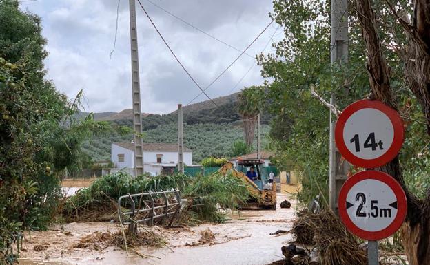 Cincuenta personas, diez de ellas menores, incomunicadas en una zona de campamentos en Archidona