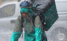 La foto 'fake' de un repartidor bajo la gota fría que se ha hecho viral