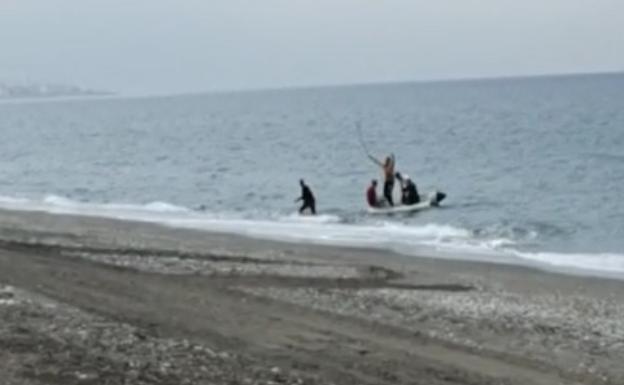 Buscan a tres inmigrantes llegados en una patera a una playa de Torrox