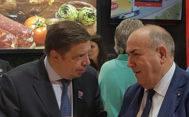 Planas visita el expositor de Famadesa en la feria internacional cárnica de Madrid Meat Attraction