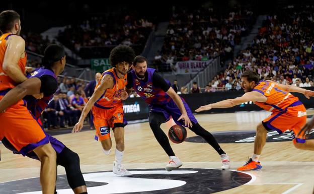 Mirotic y Claver llevan al Barça a la final