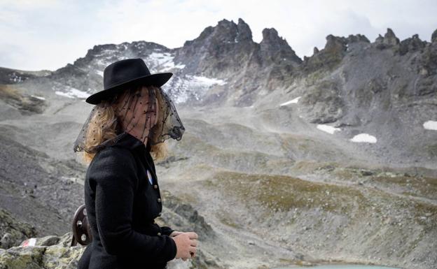 'Funeral' de alta montaña por un glaciar en los Alpes