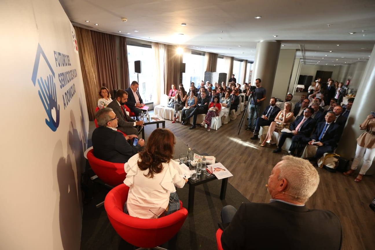 La mesa redonda sobre el futuro del servicio de ayuda a domicilio, en imágenes