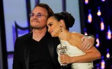 Bono entrega un Premio Donostia para la historia a Penélope Cruz