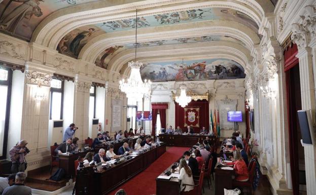 El pleno del Ayuntamiento de Málaga censura en bloque a Al-Thani