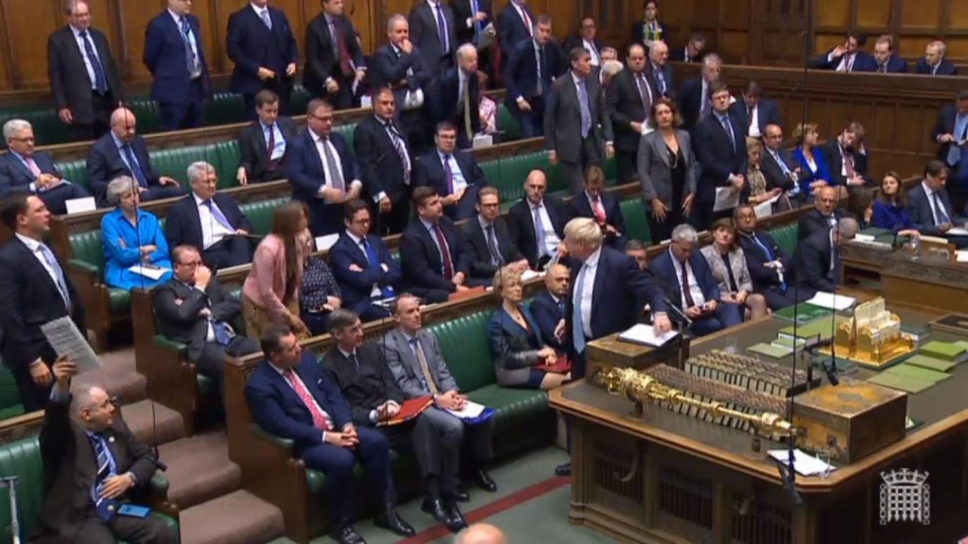 Johnson suaviza su tono en el Parlamento británico para ganar apoyos