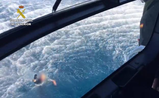 Unos narcos rescatan a tres guardias civiles que cayeron al mar tras chocar sus lanchas en la persecución