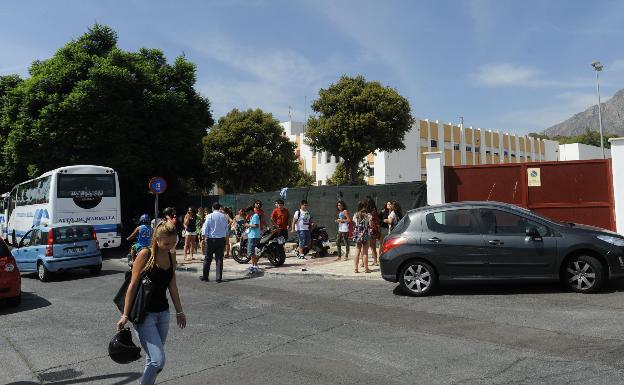 Casi medio centenar de policías controlan la entrada y salida de los centros escolares en Marbella