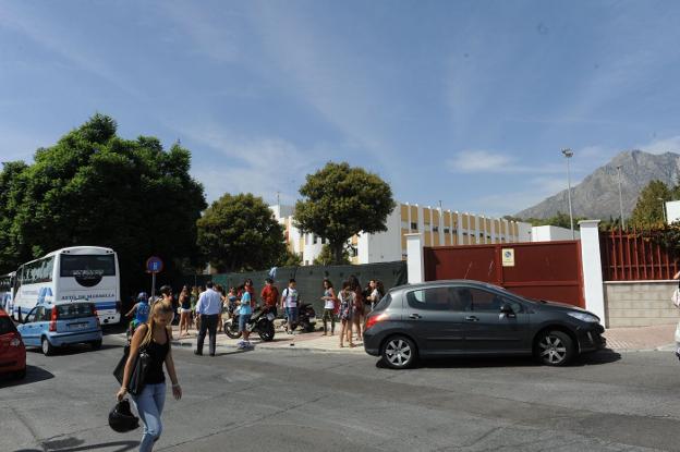 Casi medio centenar de policías controlan la entrada y salida de los centros escolares