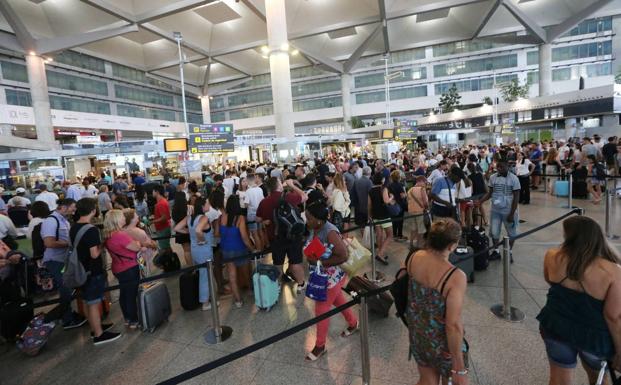 El aeropuerto de Málaga activa un servicio de acompañamiento al pasajero para las gestiones en la salida o llegada