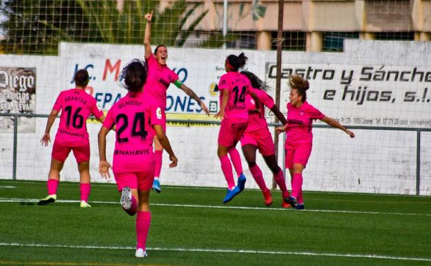 Un gol de Adriana da al Málaga un triunfo balsámico
