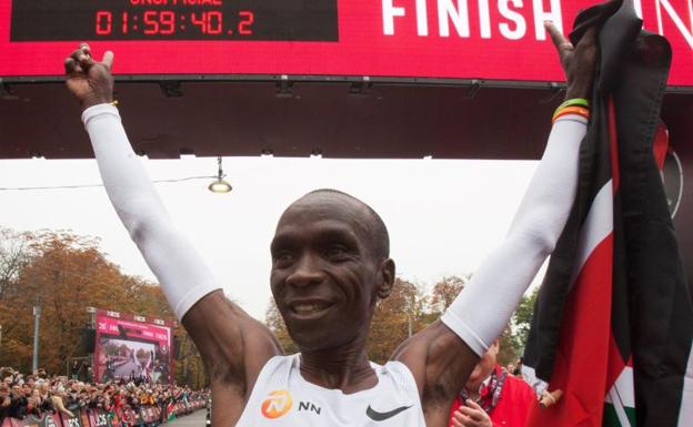 Eliud Kipchoge se convierte en la primera persona en bajar de dos horas en un maratón