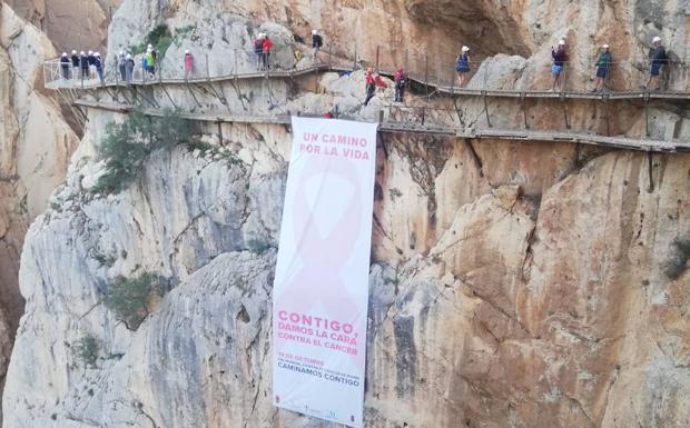 El Caminito del Rey se suma a la lucha contra el cáncer de mama