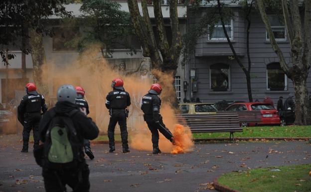 Al menos quince detenidos y dos agentes heridos durante una protesta por el mitin de Vox en Bilbao