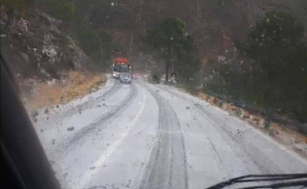 Una intensa granizada sorprende a los conductores en la carretera entre Ronda y San Pedro