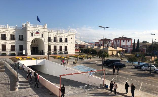 Trabajos de última hora y visitantes despistados en el 'outlet' de Plaza Mayor que finalmente no se inauguró