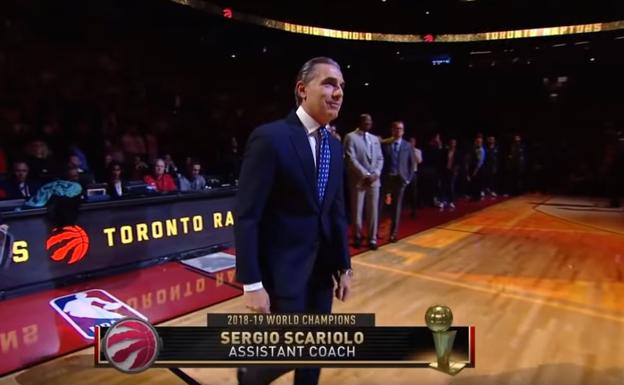 Scariolo recibió su anillo de campeón de la NBA con Toronto Raptors