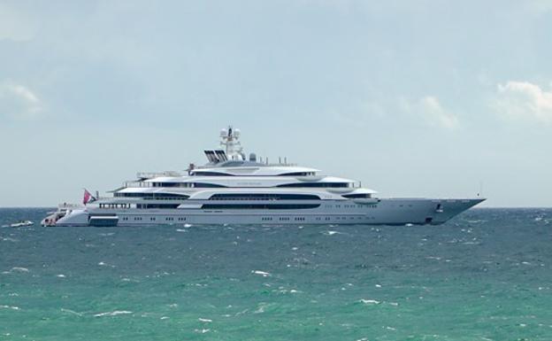 El yate del rey ruso del hierro y el acero recala en Marbella