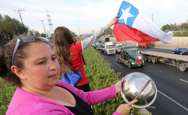 Los camioneros se suman a las protestas en Chile y colapsan la red de autopistas