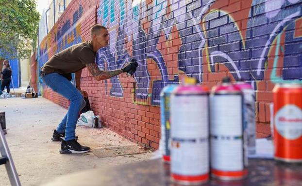 El arte grafitero se cuela en el colegio El Divino Pastor