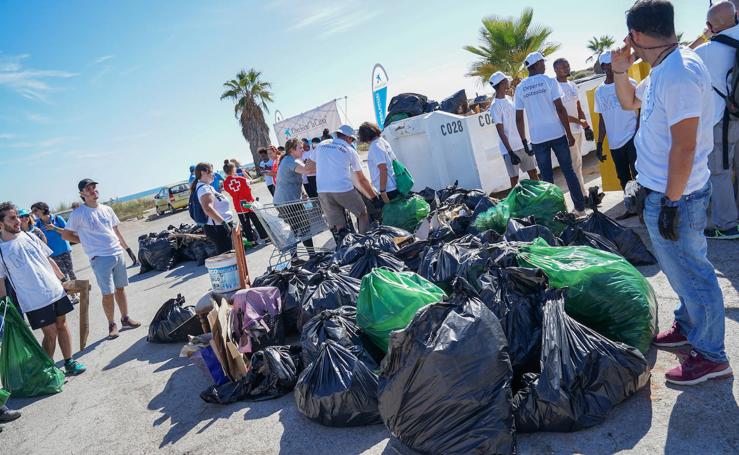 Así ha sido la limpieza masiva de plásticos en Sacaba Beach