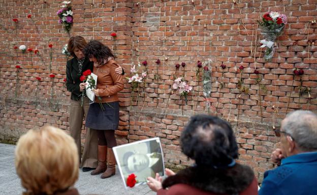 Delgado rinde homenaje a 18 republicanos fusilados por los franquistas: «No es revancha, es justicia»