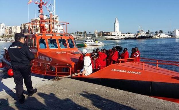 Trasladan de urgencia a una mujer al ponerse de parto durante el rescate de una patera en Motril