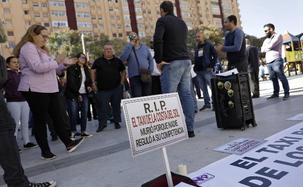 La Junta mueve ficha para intentar frenar las protestas del taxi en plena campaña electoral