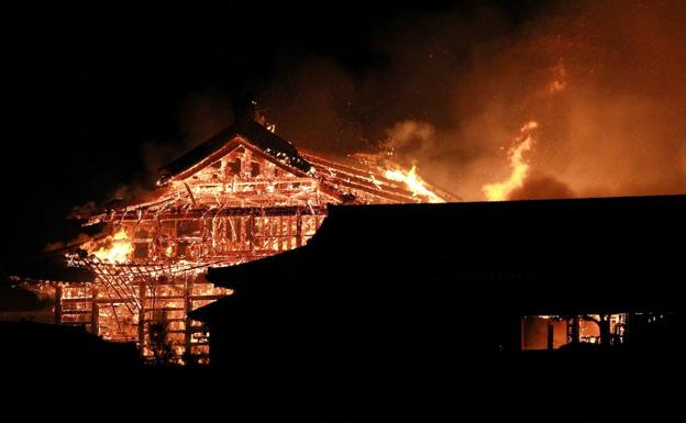 Arde el castillo japonés Shuri de Okinawa, declarado Patrimonio de la Humanidad