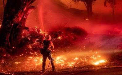 Los «vientos de Santa Ana» complican las labores de extinción de los incendios de California