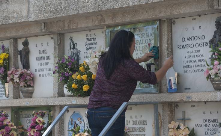 Así se ha vivido el Día de Todos los Santos en los cementerios de Málaga