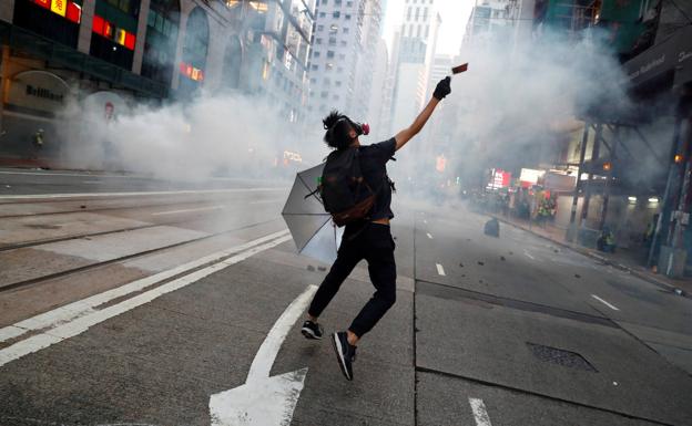 Los manifestantes de Hong Kong irrumpen en la sede de la agencia oficial de noticias china