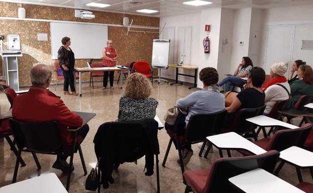 Pacientes y profesionales sanitarios se involucran en la formación de mujeres con cáncer de mama