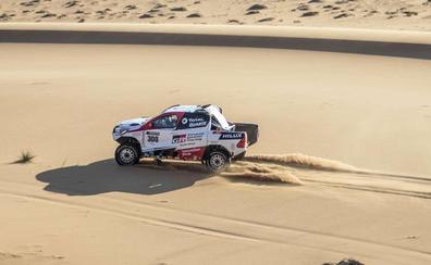 Alonso prueba el escenario del Dakar