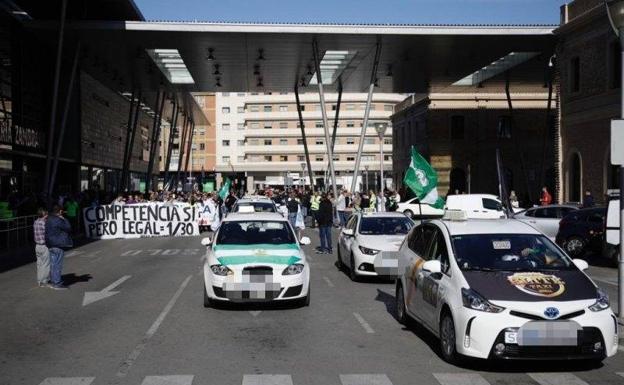 El taxi marcha en Málaga para exigir a la Junta más control sobre los VTC