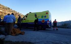 Herido grave tras caerse y golpearse en la cabeza con una piedra cuando sofocaba un incendio en Torrox