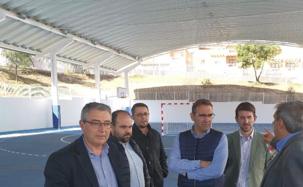 Finaliza la construcción de unas pistas deportivas cubiertas en el pabellón municipal de Torre de Benagalbón