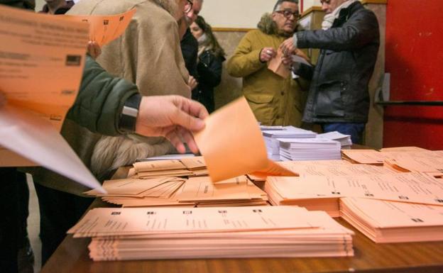 Pillado con una carpeta con votos y 200 euros cerca de un colegio electoral de Melilla