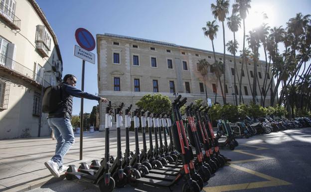 Patinetes de alquiler, expositores de tiendas y jardineras de terrazas pagarán por ocupar la calle en Málaga
