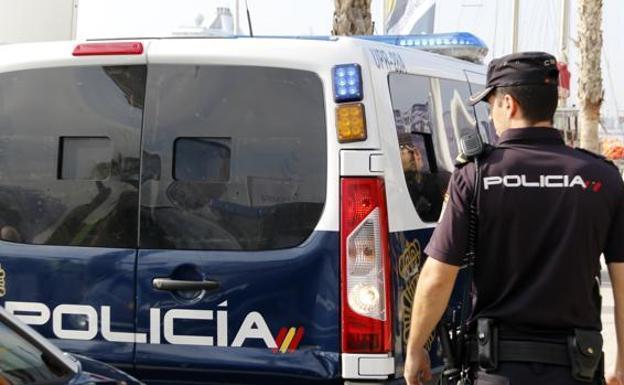 Detenido en Marbella por hostigar a una conductora, perseguirla hasta un centro comercial y atropellarle el pie