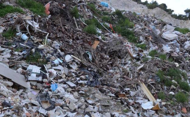 Ratifican el procesamiento del alcalde de Nerja y su antecesora por el vertedero ilegal del río de la Miel