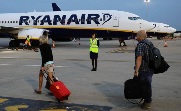 Condenan a Ryanair por cobrar un suplemento por el equipaje de mano